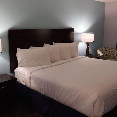 Travelodge By Wyndham Rosetown Экстерьер фото