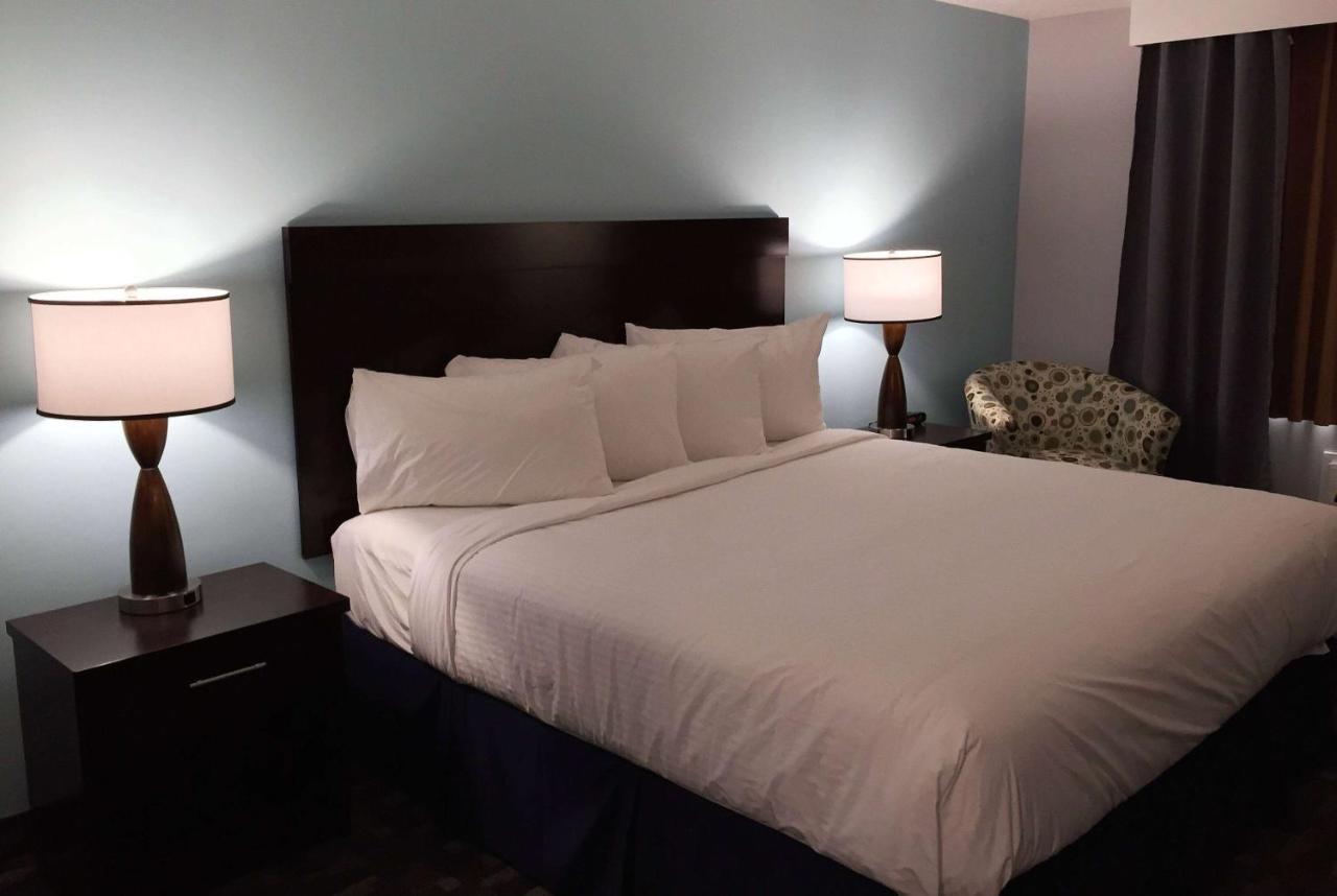 Travelodge By Wyndham Rosetown Экстерьер фото