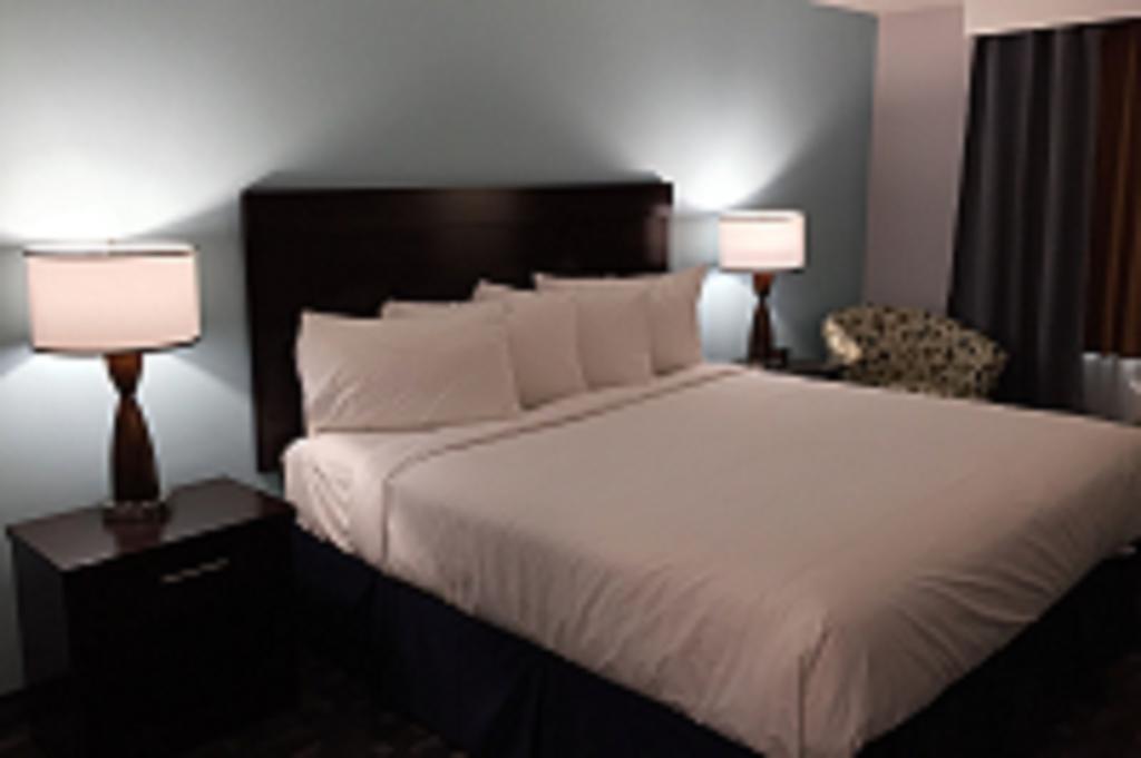 Travelodge By Wyndham Rosetown Экстерьер фото