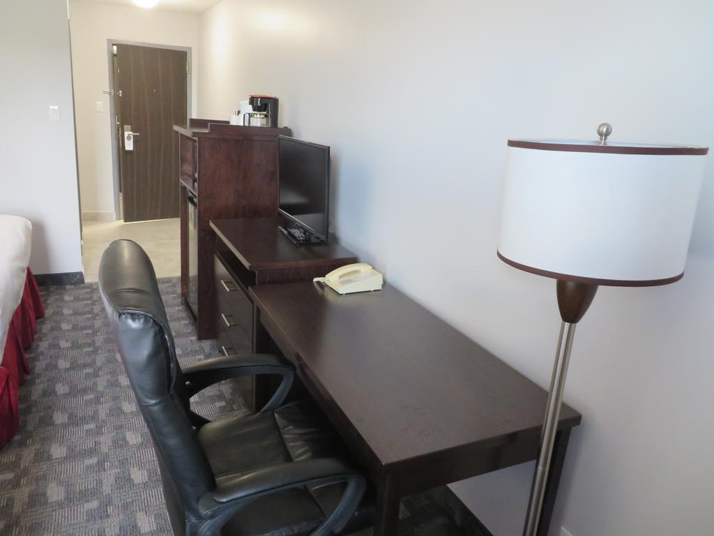 Travelodge By Wyndham Rosetown Экстерьер фото