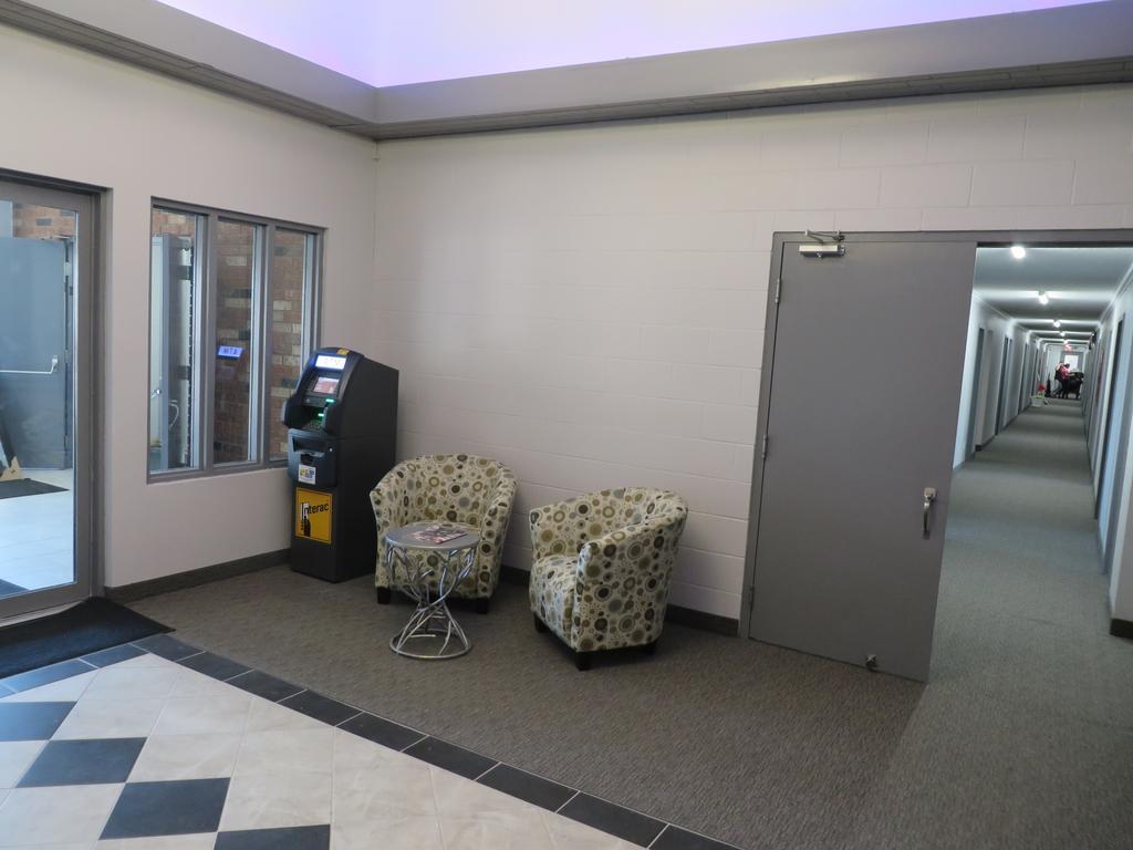 Travelodge By Wyndham Rosetown Экстерьер фото