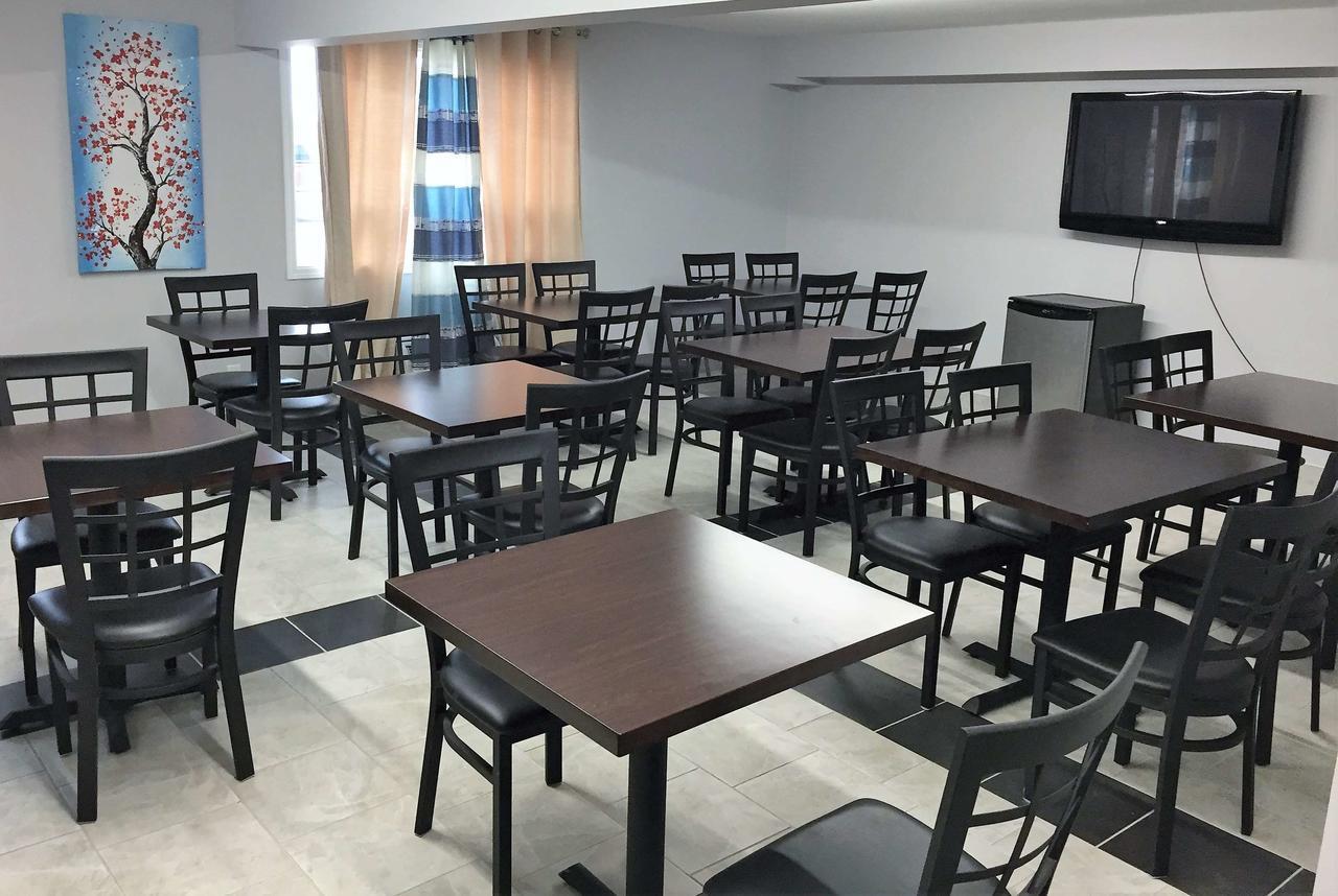 Travelodge By Wyndham Rosetown Экстерьер фото
