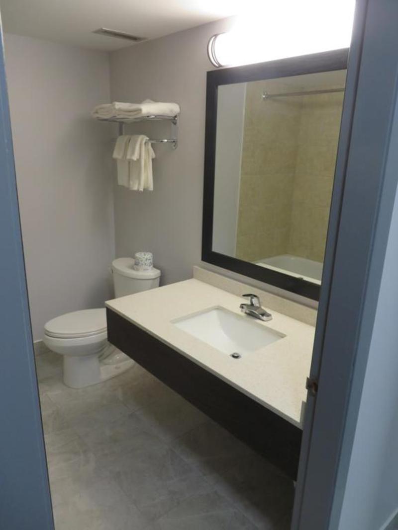 Travelodge By Wyndham Rosetown Экстерьер фото
